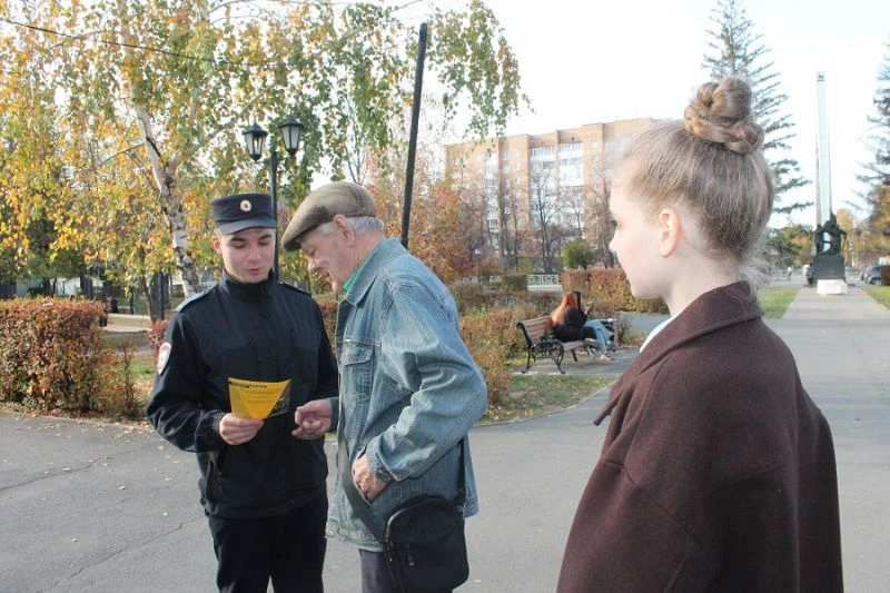 В Самарской области полицейские совместно со студентамиволонтёрами напомнили гражданам способы защиты от мошенников