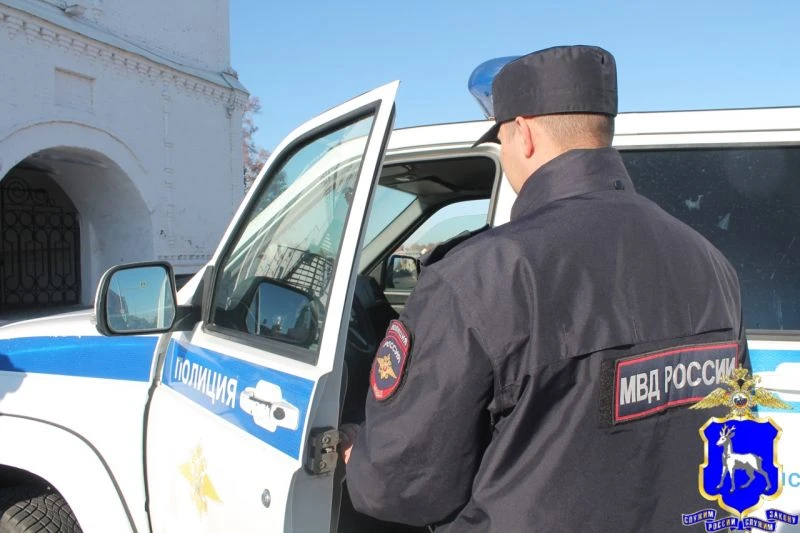 В Сызрани сотрудники патрульно-постовой службы полиции задержали подозреваемых в хищении товарно-материальных ценностей из магазина